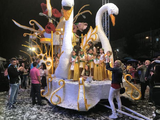 Imagen de una de las carrozas participantes en el Coso Blanco de 2017. 