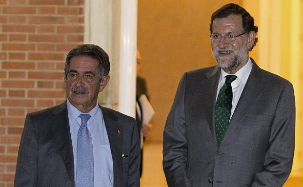 Revilla y Rajoy, en 2015, en La Moncloa.