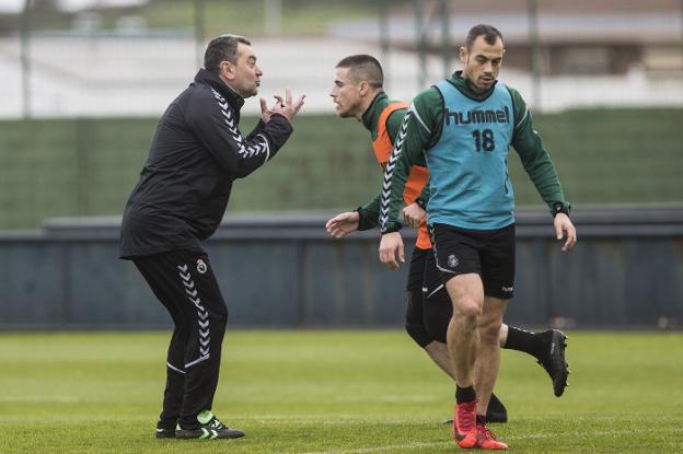 Carlos Pouso da instrucciones en la sesión de ayer, junto a Dani Aquino y César Díaz. 