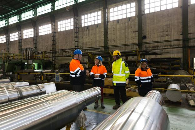 La vicepresidenta Eva Díaz Tezanos visitó la factoría y se reunió con José Antonio Jainaga y Juan Carlos Ramos. 