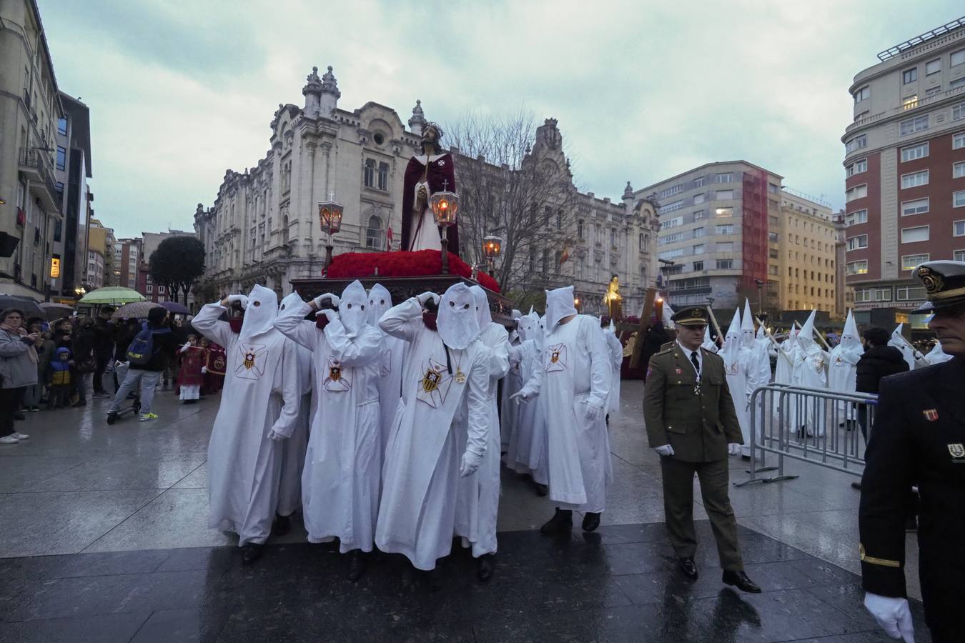 El agua obligó a suspender esta tarde la de la Santa Vera Cruz y Pasión del Señor, cuando las primeras cofradías habían iniciado ya su recorrido