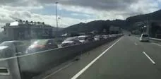 Un choque leve entre tres coches y la 'operación salida' provocan retenciones kilométricas en Ontón