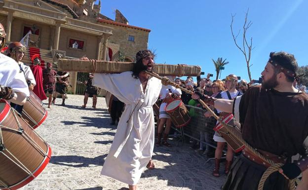 Imagen principal - Y Jesús resucitó y la Pasión de Castro volvió a encoger los corazones de los presentes