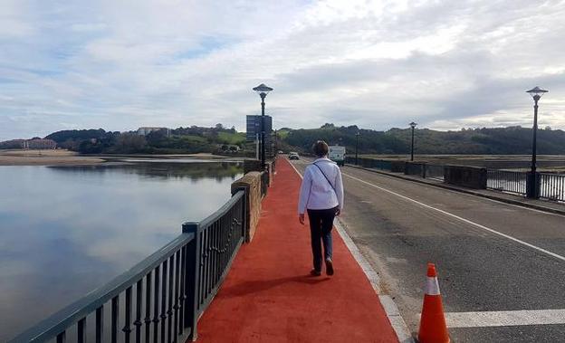 La acera del puente de La Maza se ha convertido en un atractivo y seguro paseo que conecta la villa con las playas 