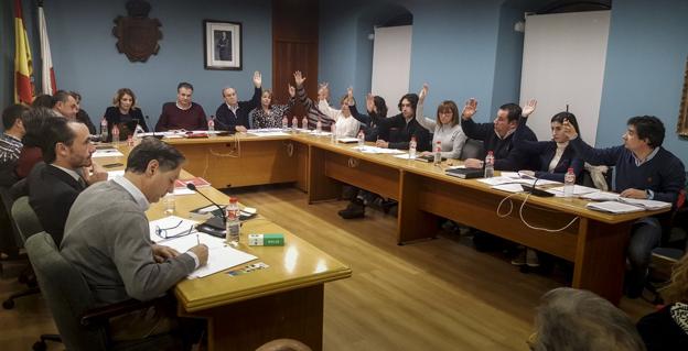 Los concejales del PRC y PSOE en El Astillero han escenificado recientemente la ruptura de su pacto de gobierno. 