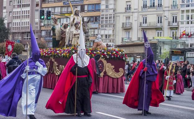 Una escena de la procesión general del viernes por la tarde a su paso por la plaza del Ayuntamiento de Santander