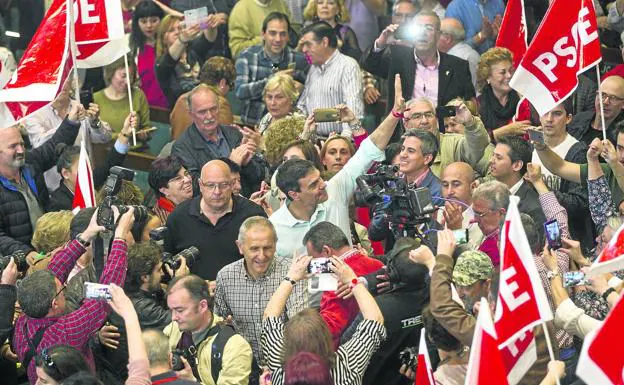 Pedro Sanchez y Pablo Zuloaga (en el centro), en un mitin en el Paraninfo de la Universidad de Cantabria. 