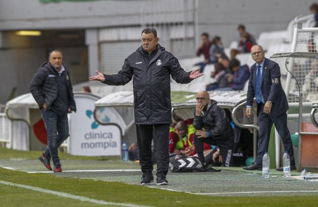 Carlos Pouso, en primer término, gesticula ante un lance del juego con Josu Uribe, el entrenador del Caudal, al fondo a la izquierda. 