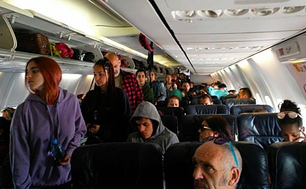 Los cántabros ya están en el interior del avión. 