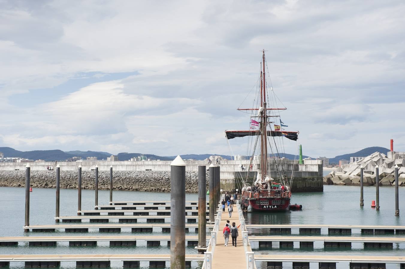 Fotos: La goleta &#039;Atyla&#039; atraca en el puerto de Laredo