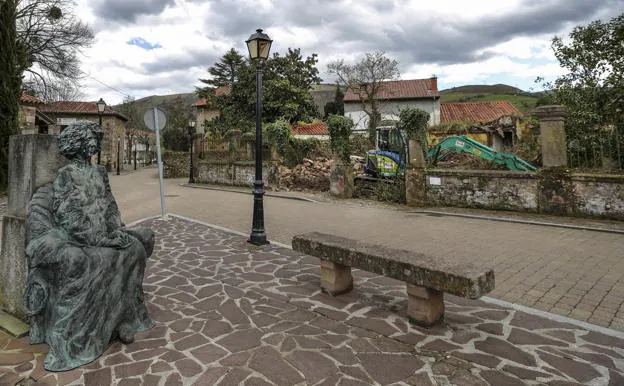 Junto al monumento a Concha Espina, se puede observar lo que ha quedado de la edificación tras la última intervención. :