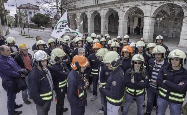 Algunos bomberos de Santander se han concentrado a las puertas del Parlamento y posteriormente han seguido la sesión en el interior de la Cámara.