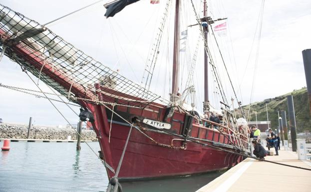 La goleta, atracada este lunes en el puerto de Laredo.