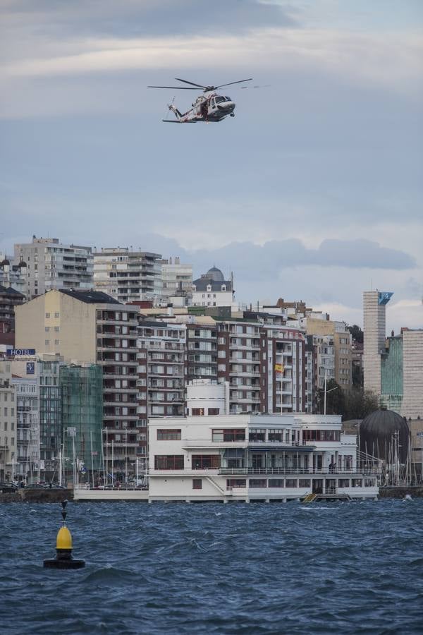 Fotos: Muere el piloto de un barco hundido esta tarde en la bahía de Santander