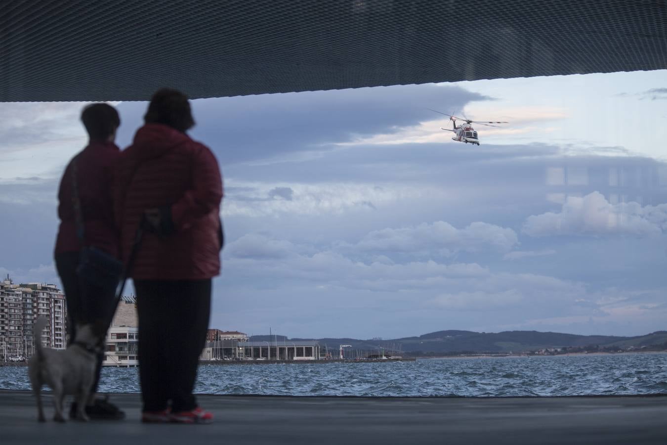 Fotos: Muere el piloto de un barco hundido esta tarde en la bahía de Santander