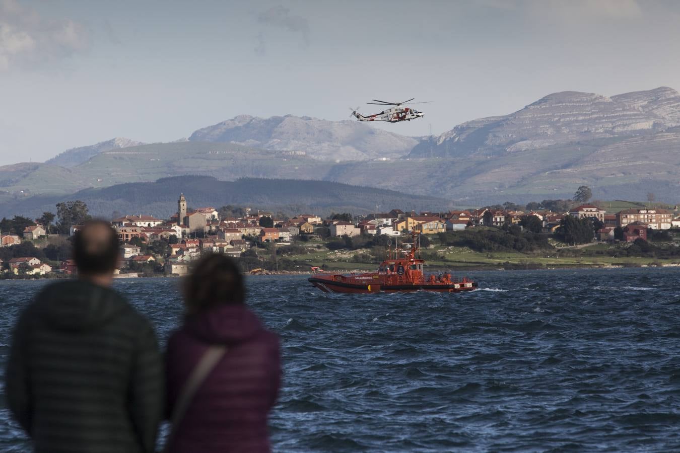 Fotos: Muere el piloto de un barco hundido esta tarde en la bahía de Santander