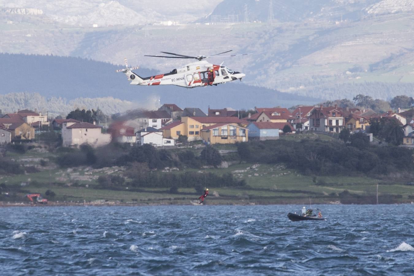 Fotos: Muere el piloto de un barco hundido esta tarde en la bahía de Santander