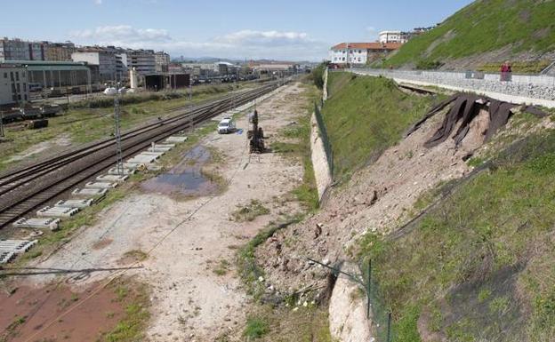 En primer plano, uno de los desprendimientos visto desde la pasarela sobre las vías del tren. El otro puede verse más al fondo. :