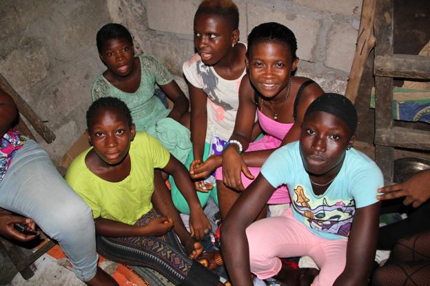 Niñas prostituidas en Freetown, capital de Sierra Leona, durante una visita del personal del centro Don Bosco Famul. 