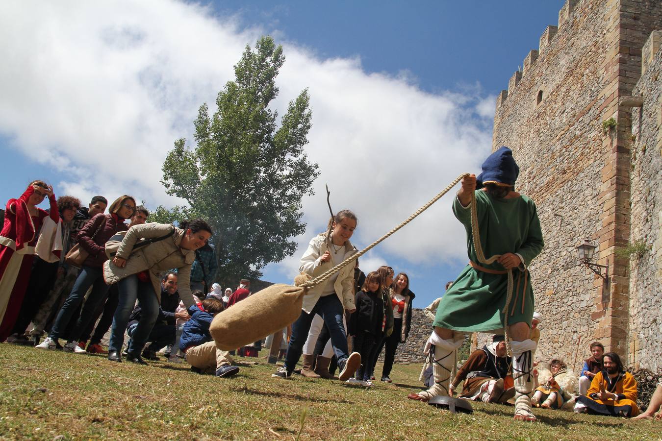 Vistas aéreas, con nieve, bajo el sol, entre las nubes, como marco de fiestas históricas, cpn exposiciones o conciertos... el castillo de Argüeso en todo su esplendor