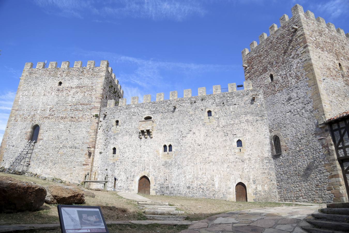 Vistas aéreas, con nieve, bajo el sol, entre las nubes, como marco de fiestas históricas, cpn exposiciones o conciertos... el castillo de Argüeso en todo su esplendor