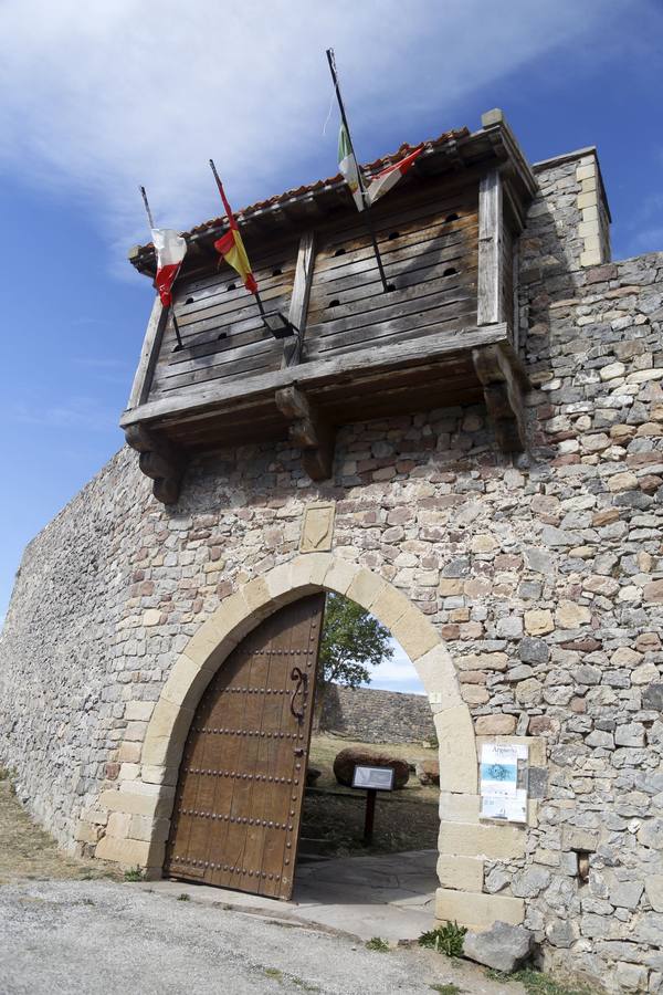 Vistas aéreas, con nieve, bajo el sol, entre las nubes, como marco de fiestas históricas, cpn exposiciones o conciertos... el castillo de Argüeso en todo su esplendor