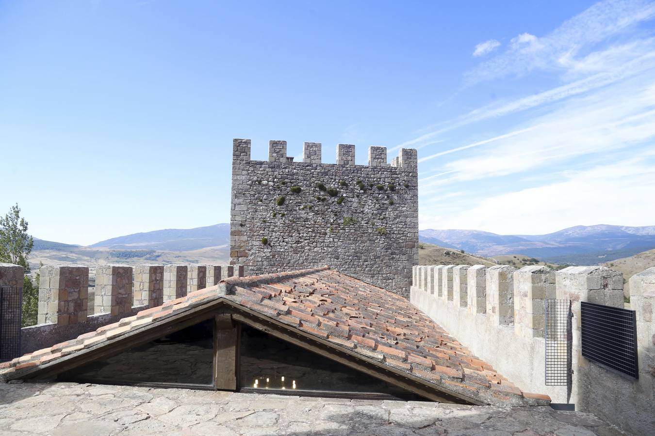 Vistas aéreas, con nieve, bajo el sol, entre las nubes, como marco de fiestas históricas, cpn exposiciones o conciertos... el castillo de Argüeso en todo su esplendor