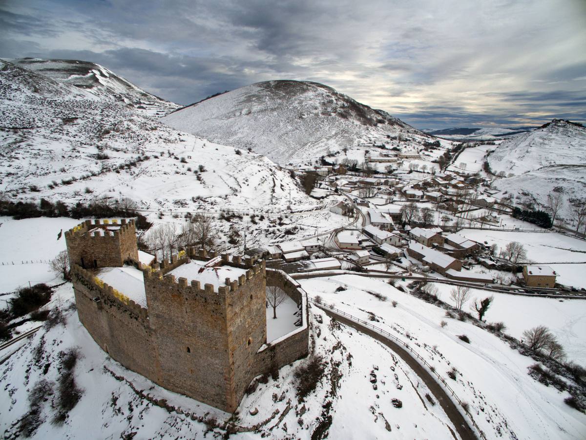 Vistas aéreas, con nieve, bajo el sol, entre las nubes, como marco de fiestas históricas, cpn exposiciones o conciertos... el castillo de Argüeso en todo su esplendor