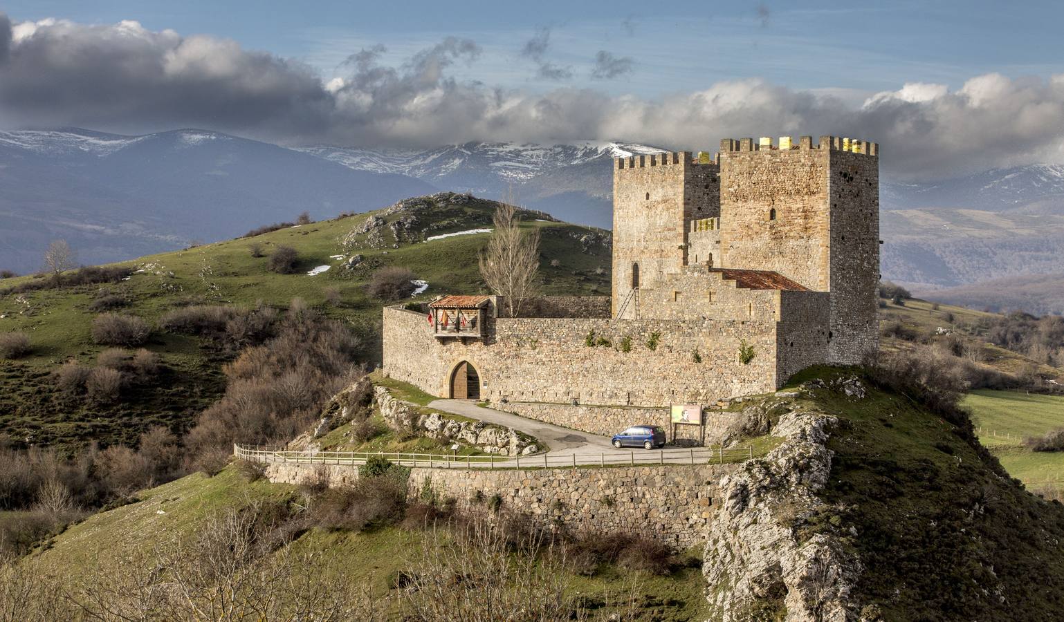 Vistas aéreas, con nieve, bajo el sol, entre las nubes, como marco de fiestas históricas, cpn exposiciones o conciertos... el castillo de Argüeso en todo su esplendor