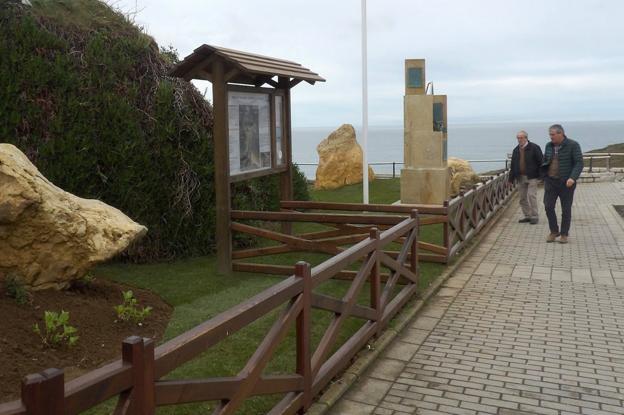 El alcalde, Andrés Ruiz Moya, revisa el acabado del monumento en honor a la escritora Elena Soriano.