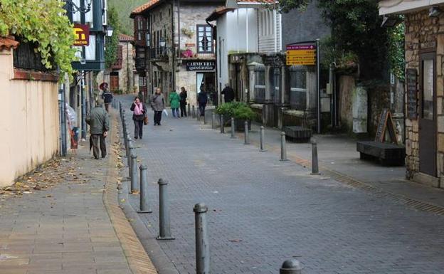 Imágen de archivo de una calle de LIérganes con los polémicos bolardos. 