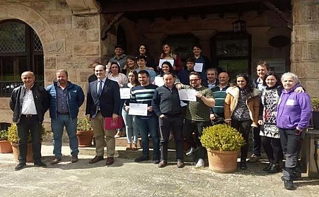 Alumnos de la Escuela Taller junto a autoridades y profesores en el acto de clausura en el Ayuntamiento de Cillorigo/ Pedro Álvarez