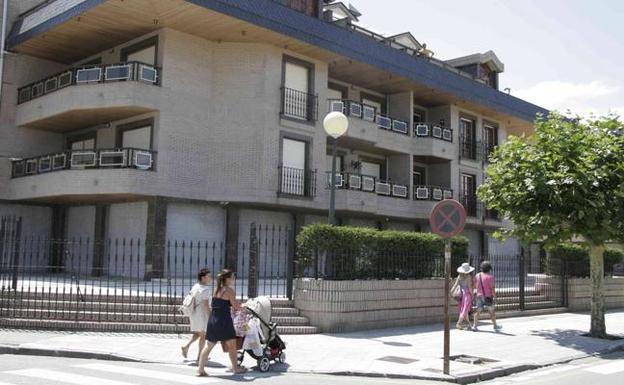 Imagen de archivo del edificio Tenis de Laredo, que está en primera línea de playa. 