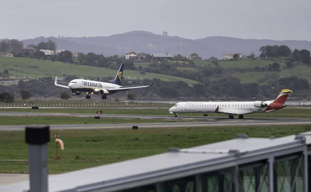 Imagen de archivo del Seve Ballesteros con dos aviones en pista.