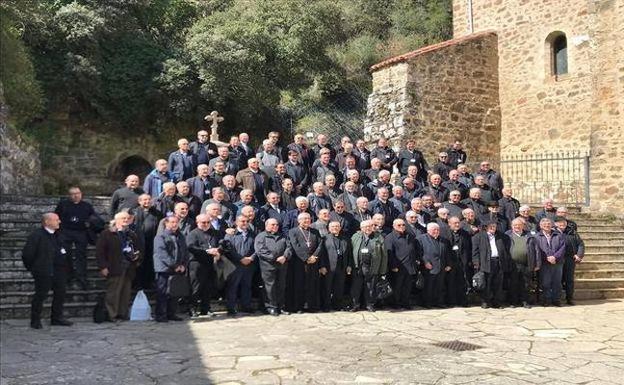 93 canónigos y deanes toda España asisten a la Misa del Peregrino en Santo Toribio