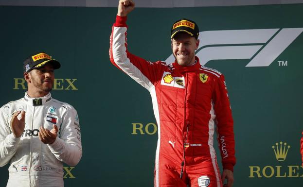 Lewis Hamilton y Sebastian Vettel, en el podio del GP de Australia. 