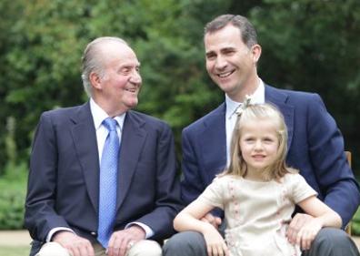 Imagen secundaria 1 - Arriba, Primera foto. El 8 de noviembre de 2005, cuando Leonor tenía ocho días. A la izquierda, las tres generaciones en La Zarzuela. La Casa Real presentó su nueva web el 10 de septiembre de 2012 con la imagen del Rey y sus sucesores. A la derecha, su primera foto sola. El pasado 31 de octubre, la Princesa cumplió 12 años. La Zarzuela sorprendió con una foto en solitario.