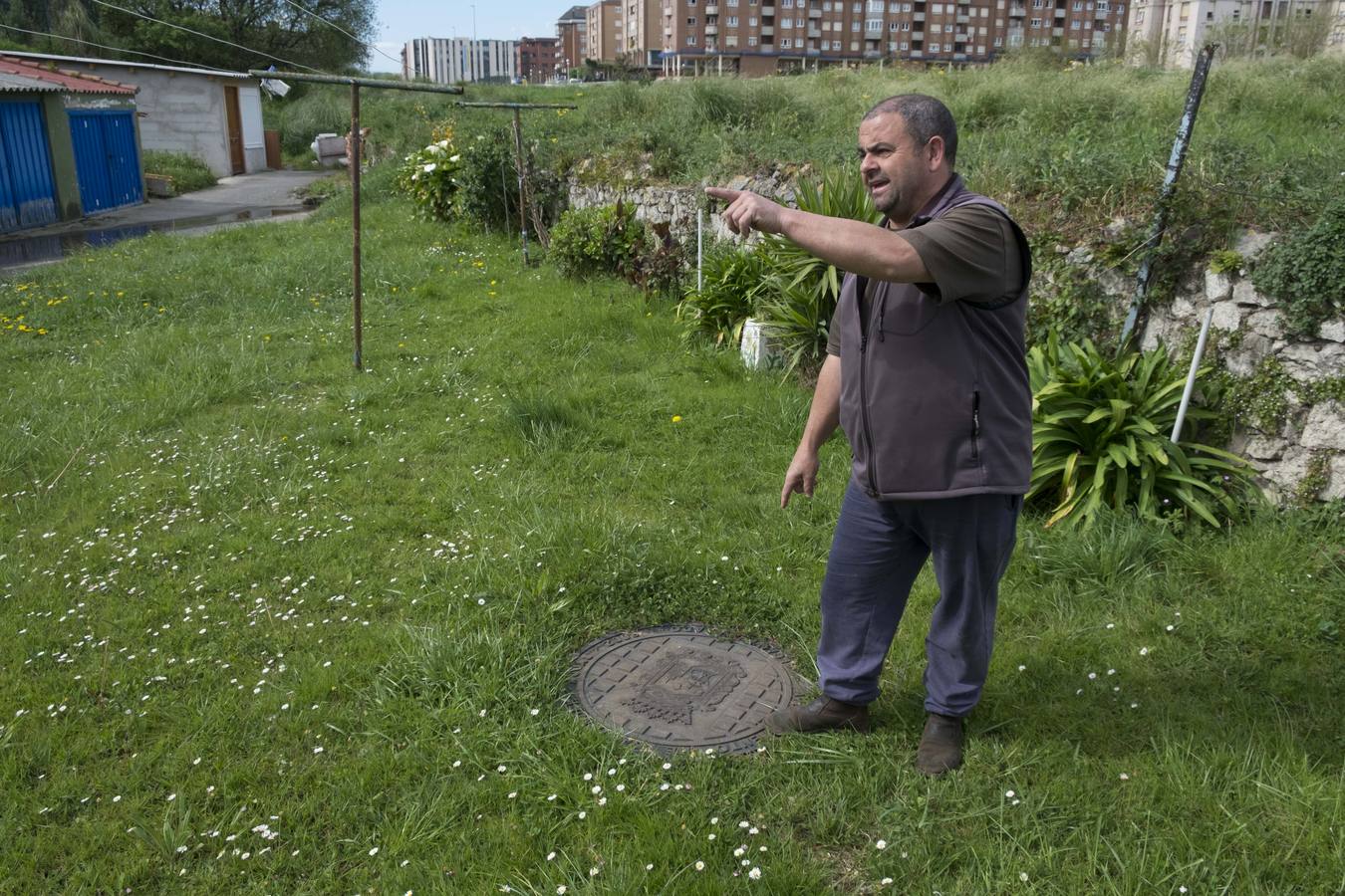 Francisco Javier Muñiz y Conchi Recio muestran la última fuga en su red de abastecimiento, las arquetas de pluviales que se desbordan cada vez que llueve, las bombas de achique que usan los vecinos para que no se les inunden los bajos...