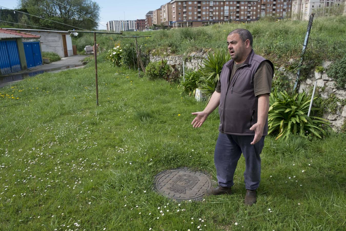 Francisco Javier Muñiz y Conchi Recio muestran la última fuga en su red de abastecimiento, las arquetas de pluviales que se desbordan cada vez que llueve, las bombas de achique que usan los vecinos para que no se les inunden los bajos...