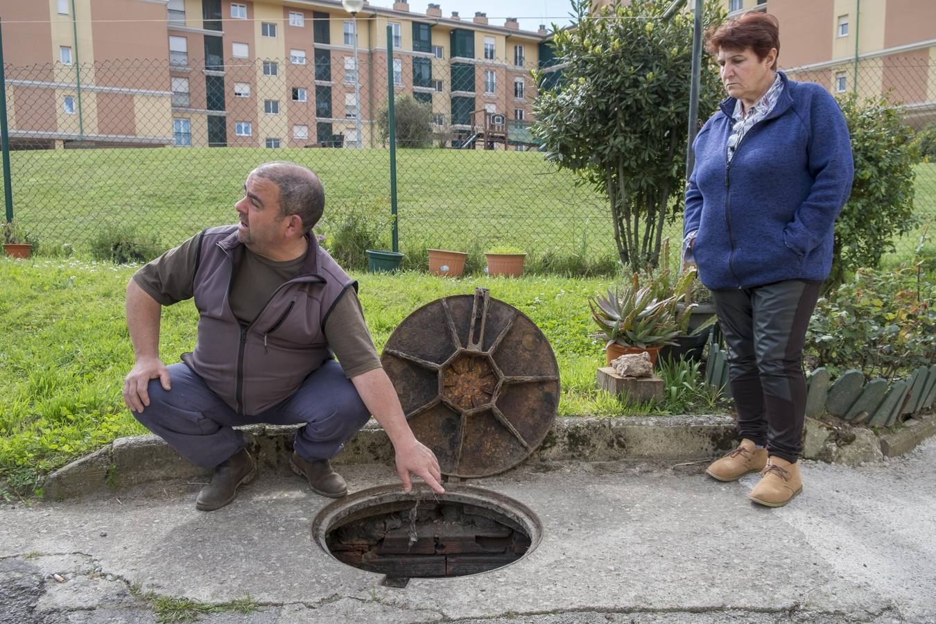 Francisco Javier Muñiz y Conchi Recio muestran la última fuga en su red de abastecimiento, las arquetas de pluviales que se desbordan cada vez que llueve, las bombas de achique que usan los vecinos para que no se les inunden los bajos...