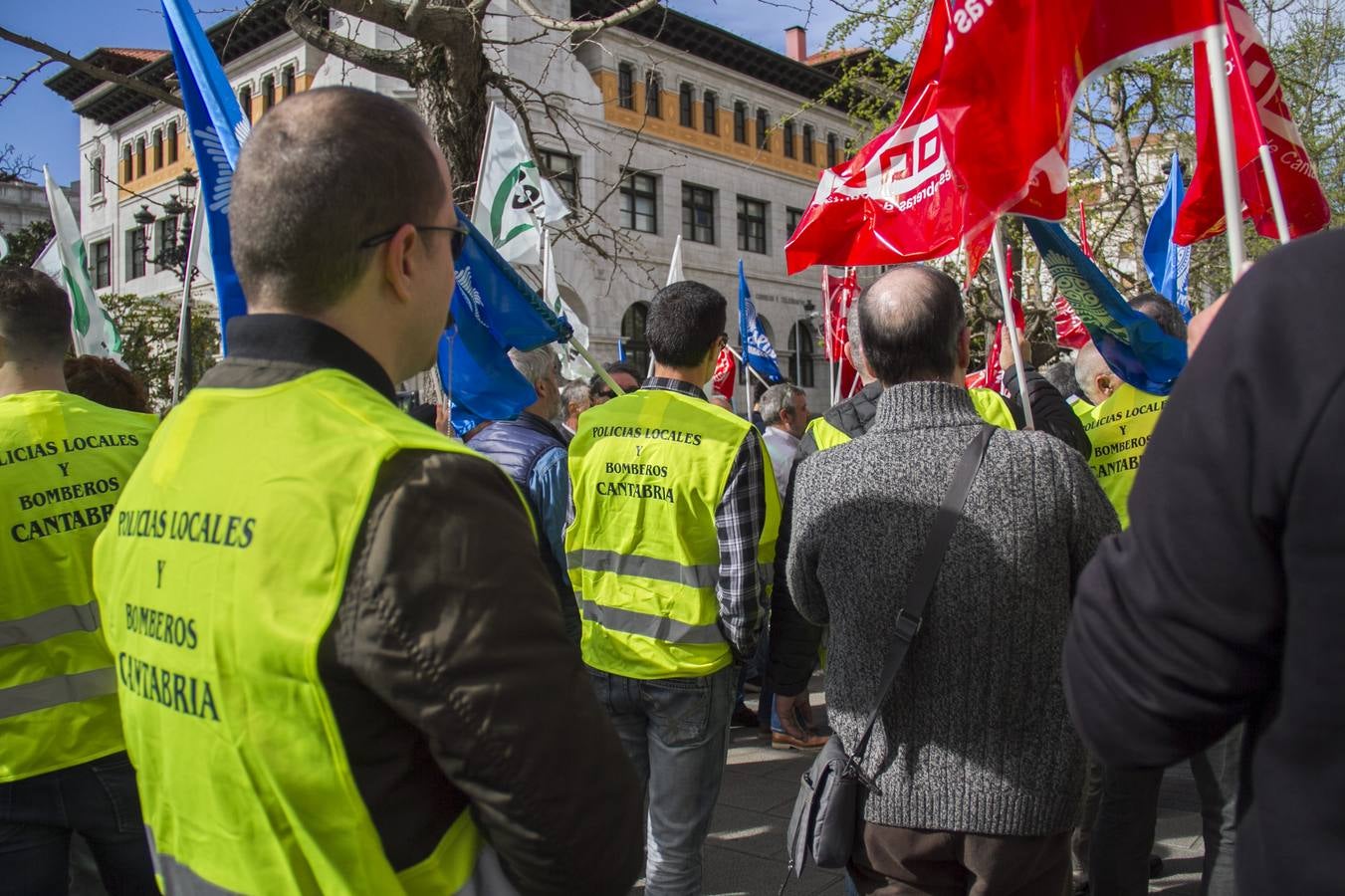 Policías locales se han vuelto a concentrar hoy ante la Delegación del Gobierno en Cantabria para pedir que se anticipe a los 60 años su edad de jubilación, una movilización que se ha desarrollado en toda España y que tendrá continuidad si el Gobierno no atiende sus demandas.