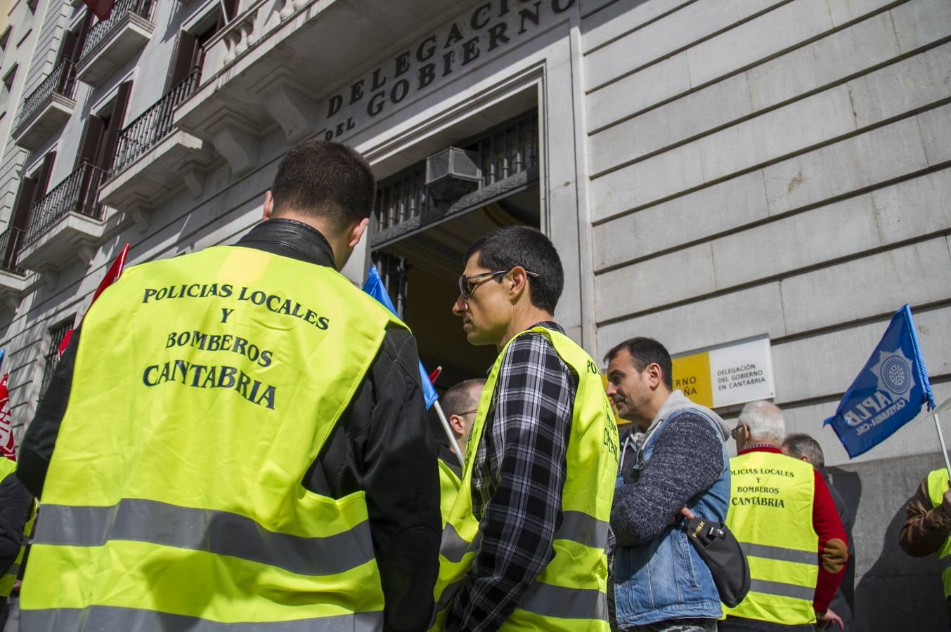 Policías locales se han vuelto a concentrar hoy ante la Delegación del Gobierno en Cantabria para pedir que se anticipe a los 60 años su edad de jubilación, una movilización que se ha desarrollado en toda España y que tendrá continuidad si el Gobierno no atiende sus demandas.