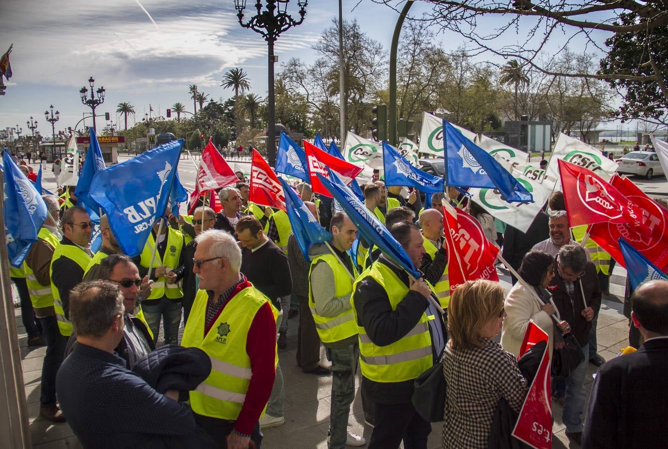 Policías locales se han vuelto a concentrar hoy ante la Delegación del Gobierno en Cantabria para pedir que se anticipe a los 60 años su edad de jubilación, una movilización que se ha desarrollado en toda España y que tendrá continuidad si el Gobierno no atiende sus demandas.