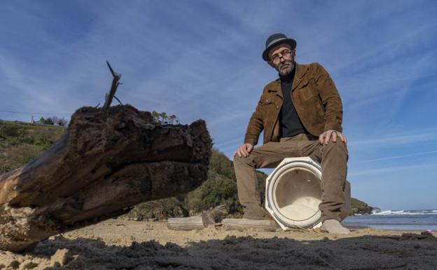 Javier Botanz en la playa de Galizano.