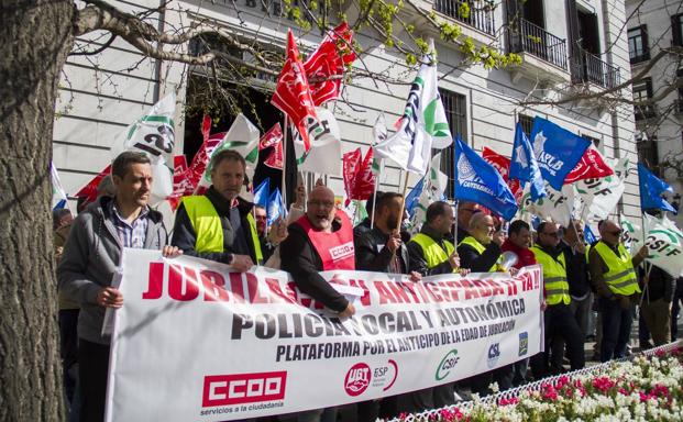 Los policías locales de Cantabria vuelven a salir a la calle para pedir la jubilación anticipada