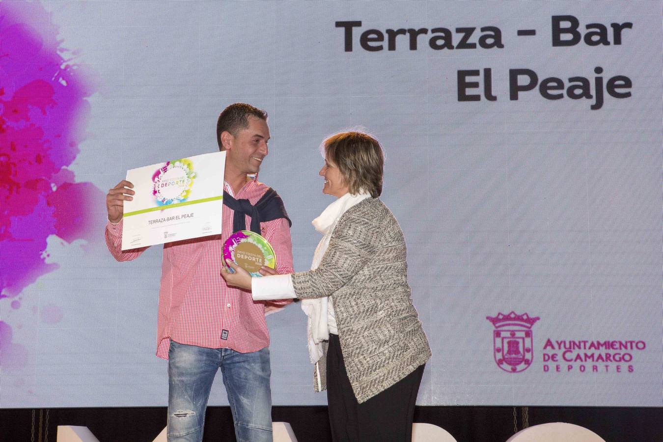 El centro cultural de La Vidriera ha acogido la celebración de la XXVII Fiesta del Deporte de Camargo, un evento que ha tenido lugar anoche para reconocer la labor de los deportistas y los clubes del municipio durante la pasada temporada.