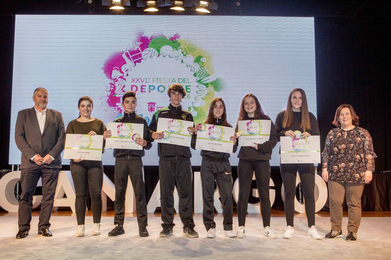 El centro cultural de La Vidriera ha acogido la celebración de la XXVII Fiesta del Deporte de Camargo, un evento que ha tenido lugar anoche para reconocer la labor de los deportistas y los clubes del municipio durante la pasada temporada.