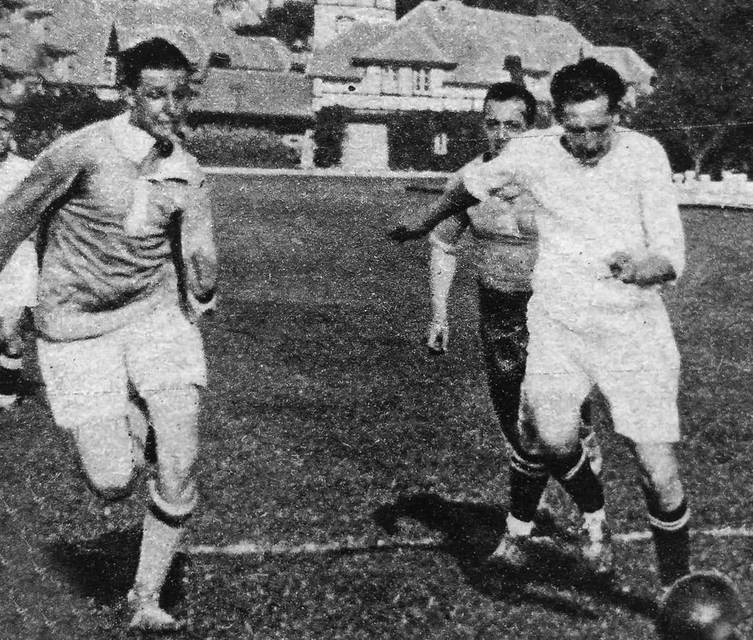 El infante durante un partido de fútbol disputado el 25 de agosto de 1929, en la Campa de La Magdalena. 