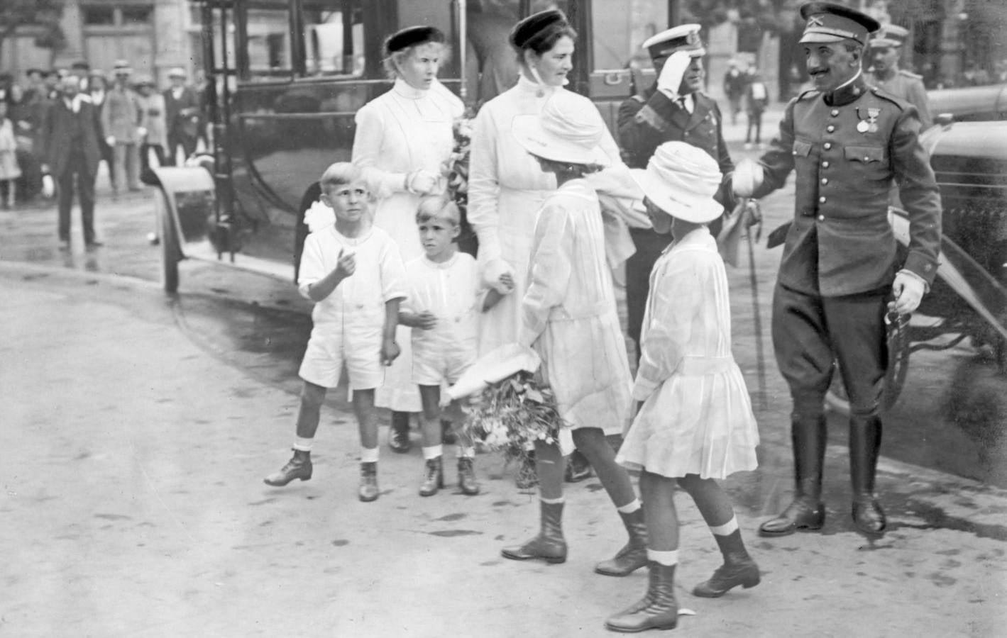 Los Infantes Doña Cristina, Doña Beatriz, Don Juan y Don Gonzalo, al llegar a la estación del Cantábrico para trasladarse a San Sebastián, en agosto de 1918. 