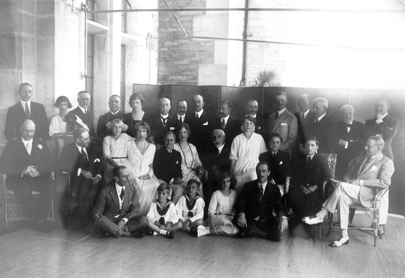 Retrato de grupo de la familia Real con Antonio Maura y personal del séquito en agosto de 1920, en el Palacio de La Magdalena. 